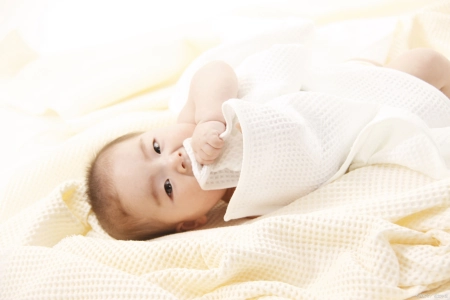 新生儿的喂养：夜奶的重要性和时间安排